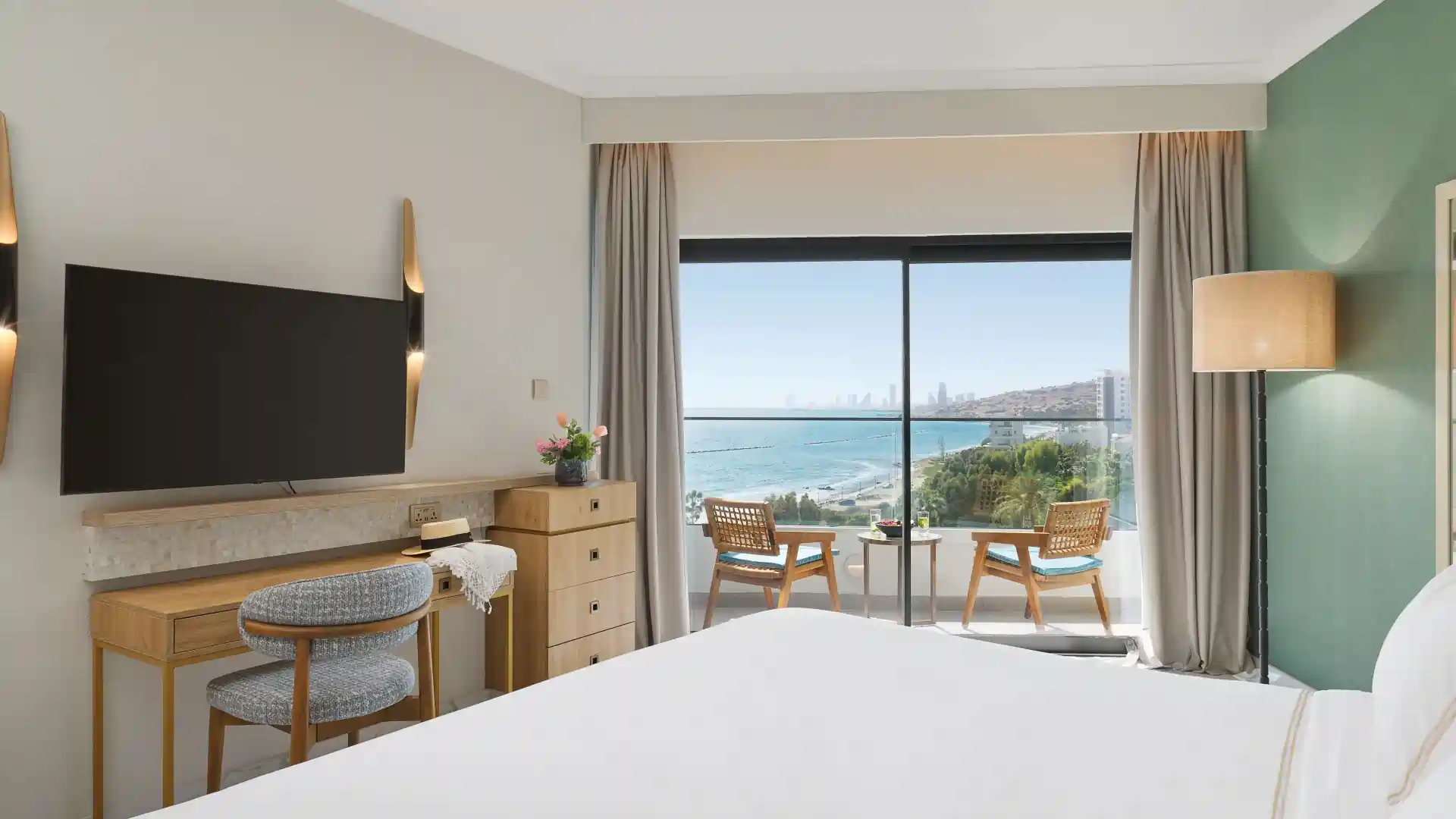 Signature One Bedroom Sea View Suite with Hot Tub