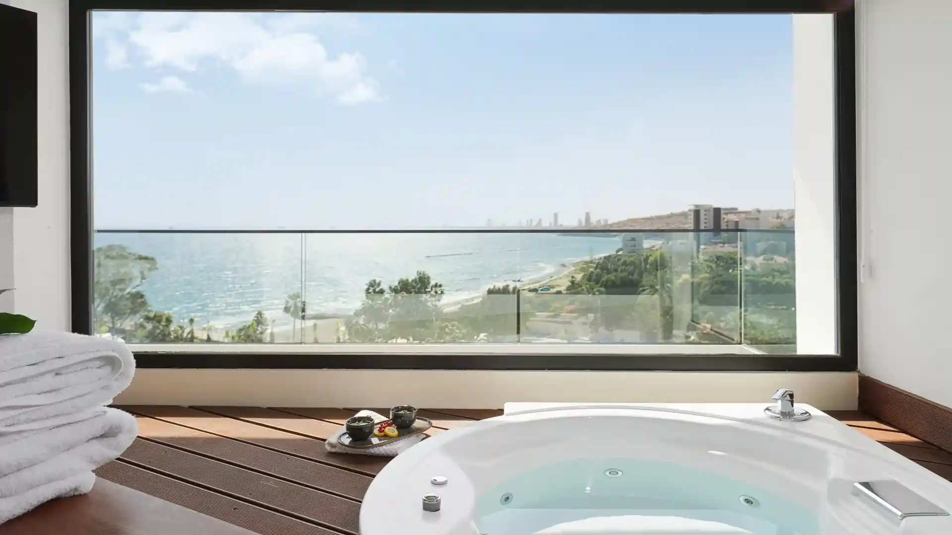 Signature One Bedroom Sea View Suite with Hot Tub